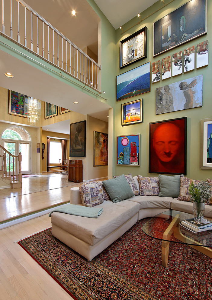 Idée de décoration pour une grande salle de séjour design ouverte avec un mur vert, parquet clair et un sol beige.