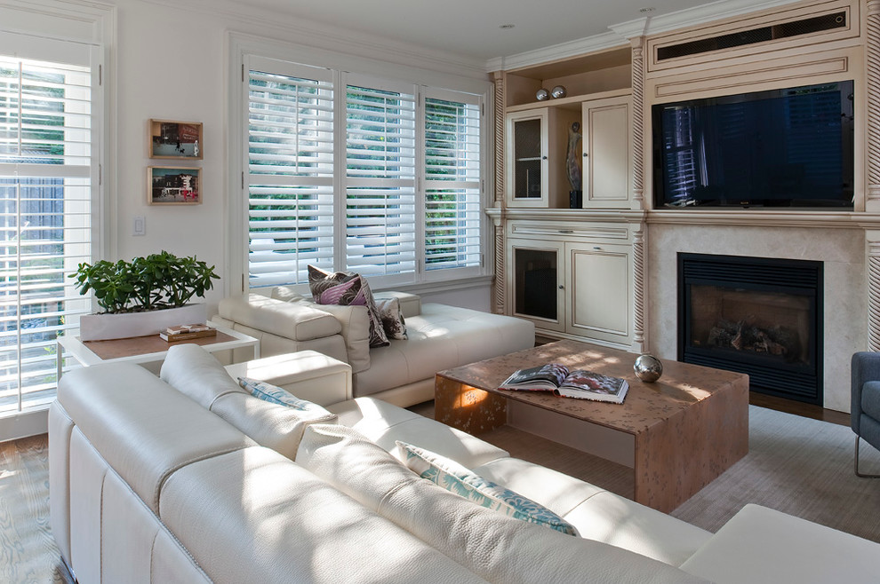 Modelo de sala de estar abierta contemporánea grande con paredes blancas, moqueta, todas las chimeneas, marco de chimenea de piedra y pared multimedia