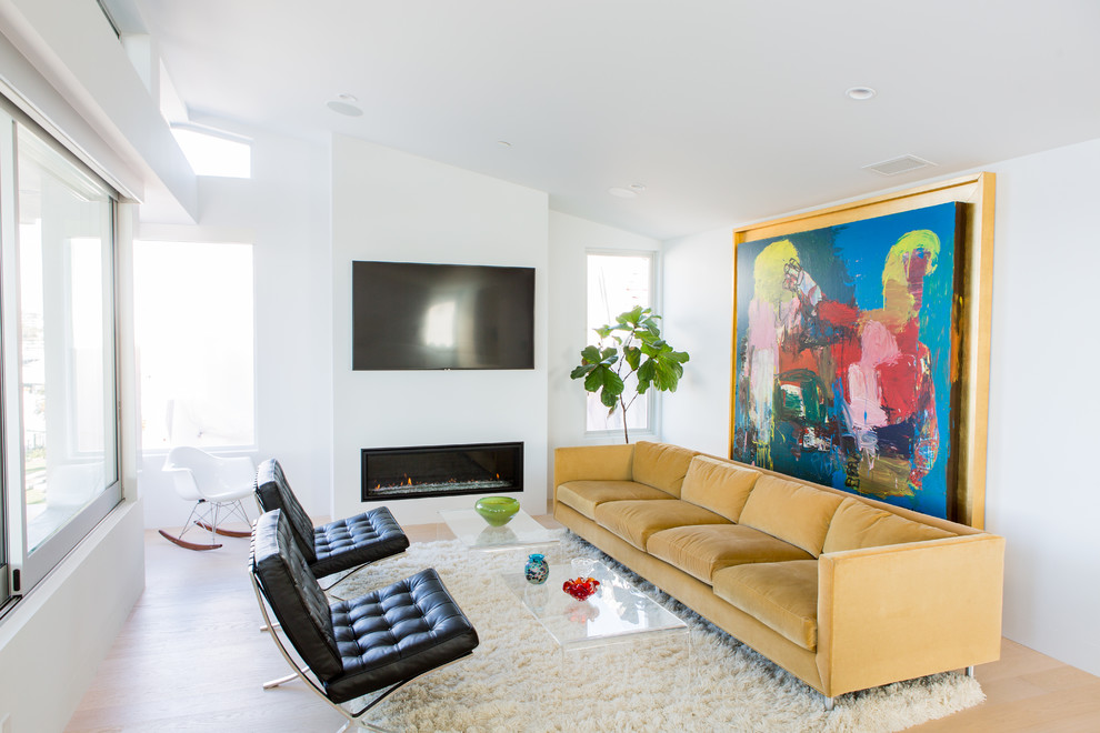 Свежая идея для дизайна: гостиная комната в морском стиле с белыми стенами, светлым паркетным полом, горизонтальным камином, телевизором на стене и бежевым полом - отличное фото интерьера
