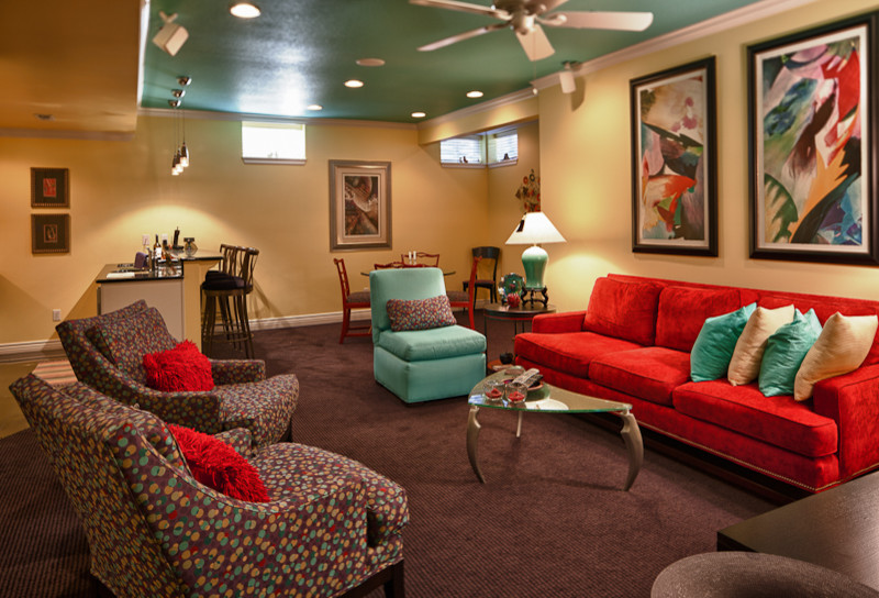 Idée de décoration pour une salle de séjour design avec un mur multicolore, un sol en carrelage de céramique et un téléviseur fixé au mur.