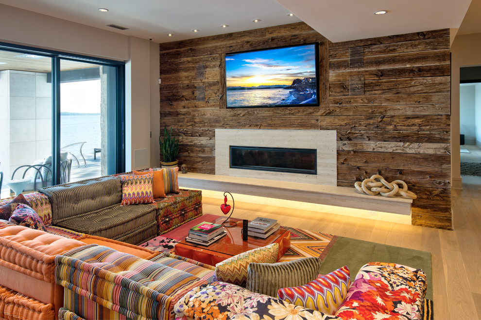 Источник вдохновения для домашнего уюта: гостиная комната в современном стиле с паркетным полом среднего тона, горизонтальным камином, фасадом камина из дерева, телевизором на стене и коричневым полом