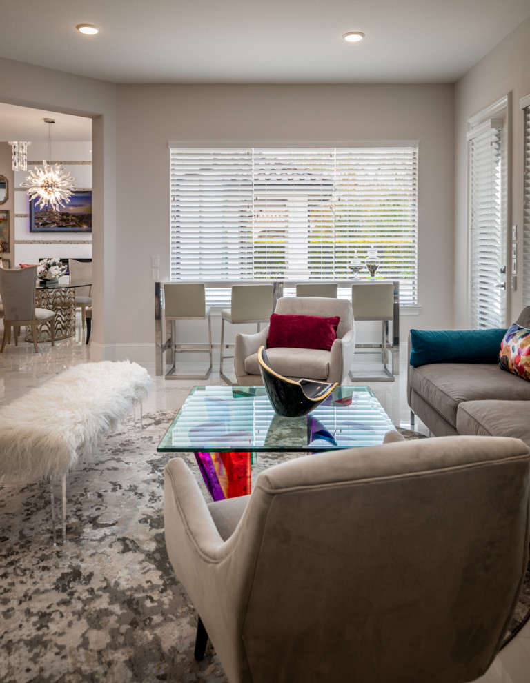 Imagen de sala de estar con barra de bar abierta tradicional renovada de tamaño medio sin televisor con paredes grises, suelo de mármol y suelo blanco