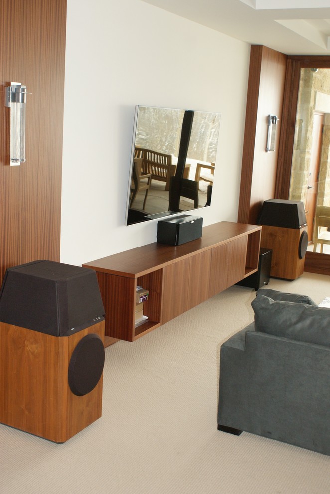 Пример оригинального дизайна: открытая комната для игр среднего размера в современном стиле с ковровым покрытием, телевизором на стене и белыми стенами без камина