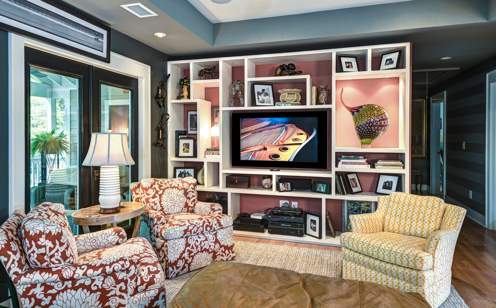 Ejemplo de sala de estar contemporánea de tamaño medio sin chimenea con paredes grises, suelo de madera oscura y televisor colgado en la pared