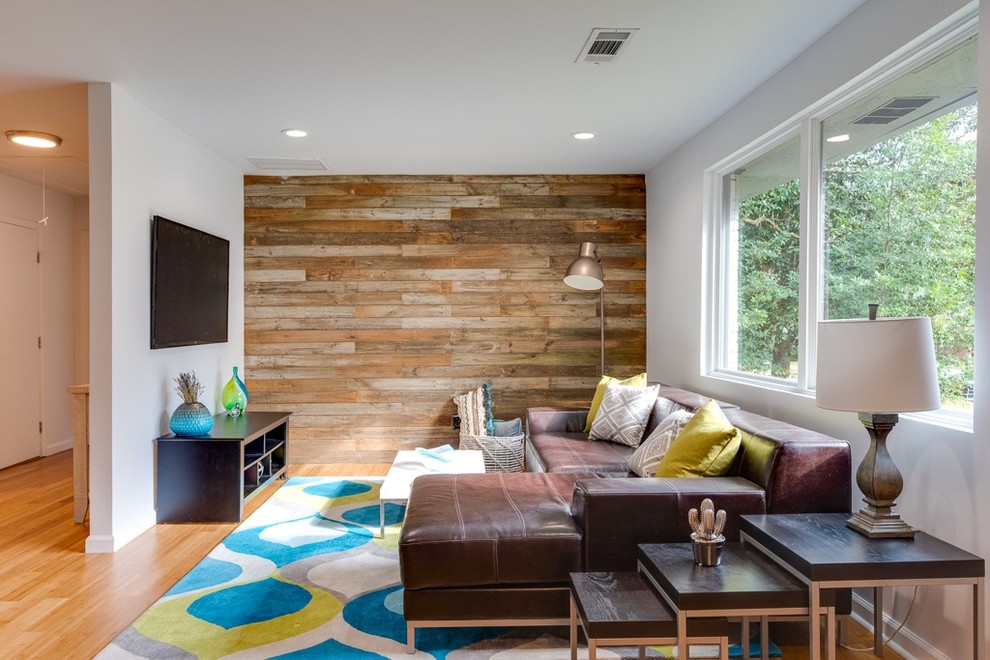 Inspiration pour une salle de séjour rustique avec un mur blanc, un sol en bois brun, un téléviseur fixé au mur et un sol marron.