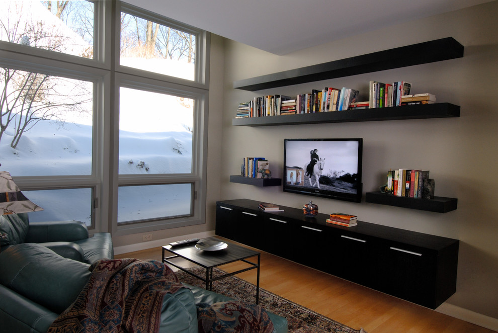 Inspiration pour une salle de séjour design de taille moyenne et ouverte avec un mur gris, parquet clair et un téléviseur fixé au mur.