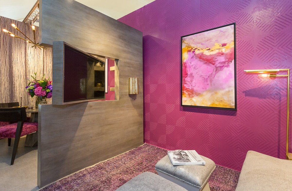 Réalisation d'une salle de séjour design avec un mur rose et moquette.