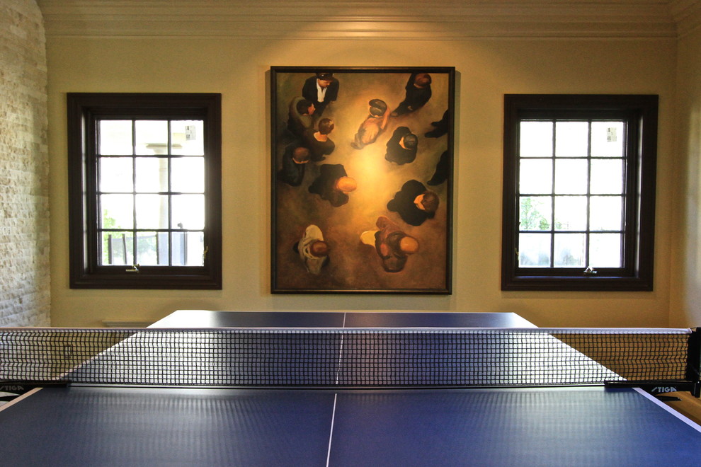 Ejemplo de sala de juegos en casa abierta contemporánea grande sin chimenea con suelo de baldosas de porcelana, paredes beige y televisor colgado en la pared