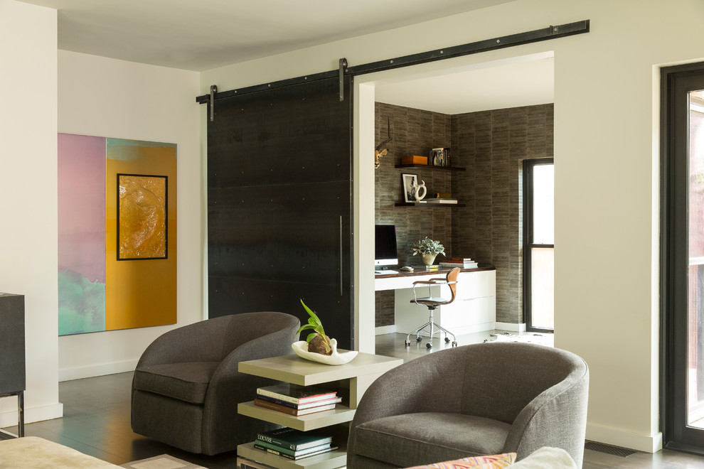 Modelo de sala de estar abierta contemporánea de tamaño medio con paredes blancas, suelo de madera oscura, todas las chimeneas y televisor colgado en la pared