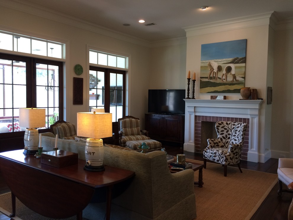 Стильный дизайн: гостиная комната среднего размера в классическом стиле - последний тренд