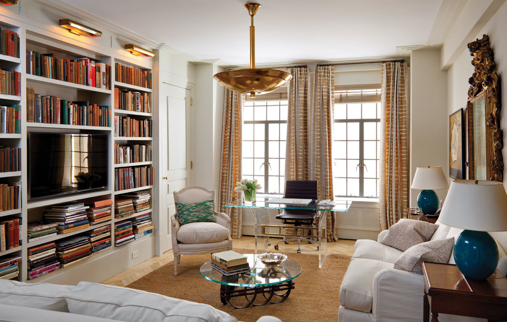 Idee per un soggiorno chic con libreria, pareti beige, parquet chiaro, nessun camino e TV a parete