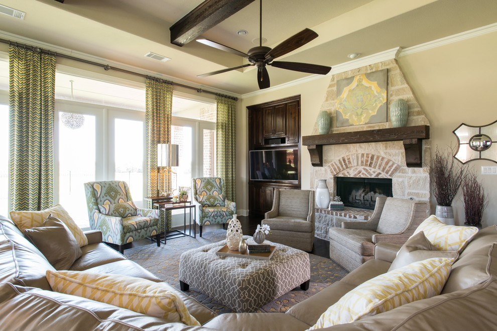 Imagen de sala de estar abierta tradicional renovada grande con paredes beige, suelo de madera oscura, todas las chimeneas, marco de chimenea de ladrillo y pared multimedia