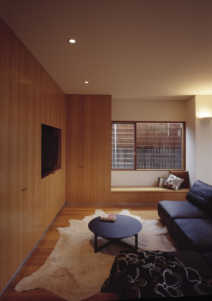 Imagen de sala de estar contemporánea con pared multimedia