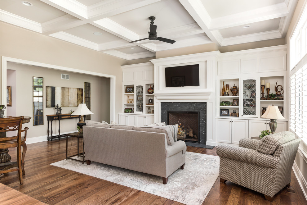Großes, Offenes Klassisches Wohnzimmer mit beiger Wandfarbe, dunklem Holzboden, Kamin, Kaminumrandung aus Holz, Multimediawand und braunem Boden in Chicago
