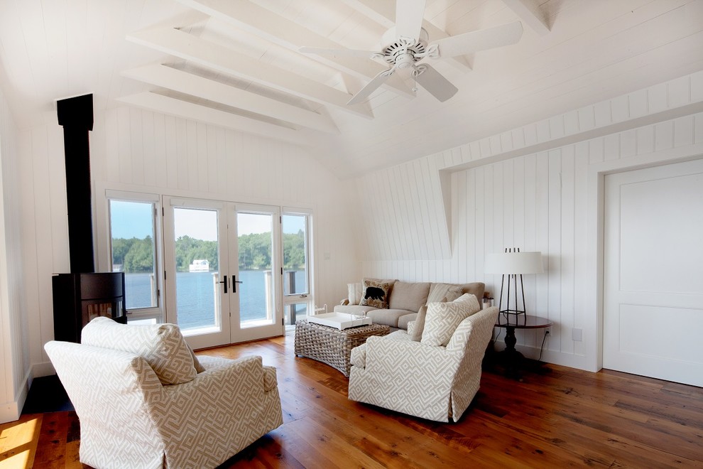 Idee per un soggiorno classico di medie dimensioni e stile loft con pareti bianche, stufa a legna e pavimento marrone