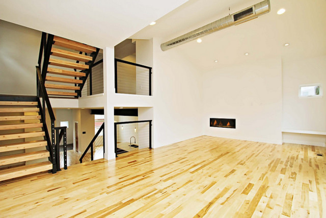 Foto di un soggiorno minimal di medie dimensioni e stile loft con pareti bianche, parquet chiaro, camino lineare Ribbon e TV a parete