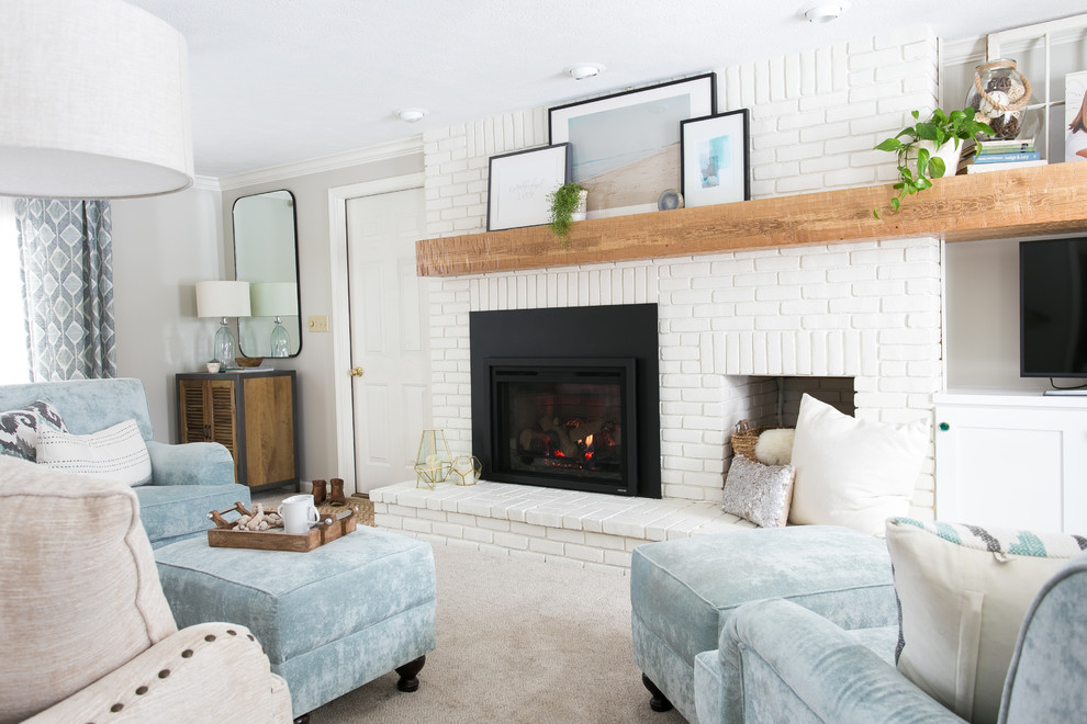 Idée de décoration pour une salle de séjour tradition de taille moyenne et fermée avec un mur gris, moquette, une cheminée standard, un manteau de cheminée en brique, un téléviseur d'angle et un sol beige.