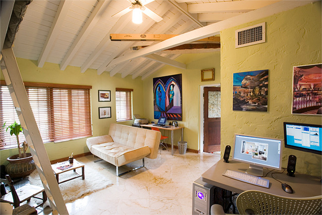Foto di un soggiorno tropicale di medie dimensioni e stile loft con sala della musica, pareti verdi, pavimento in marmo e TV a parete