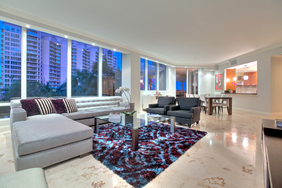 Стильный дизайн: большая открытая гостиная комната в современном стиле с телевизором на стене, серыми стенами, мраморным полом и ковром на полу без камина - последний тренд