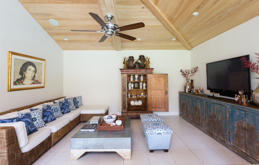 Modelo de sala de estar abierta mediterránea sin chimenea con paredes blancas y televisor colgado en la pared