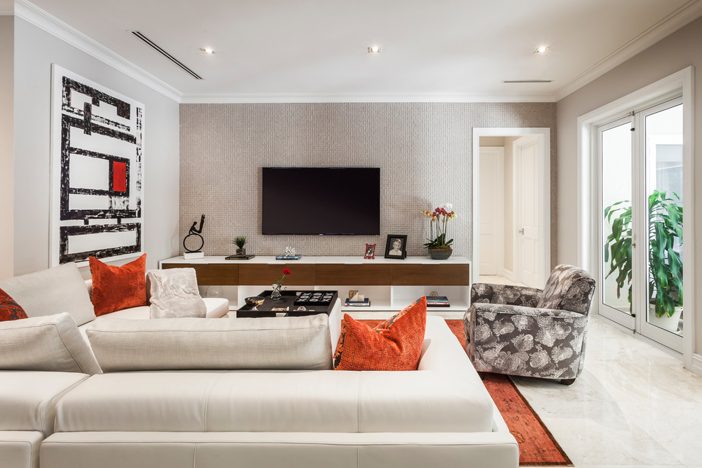 Ejemplo de sala de estar abierta moderna grande sin chimenea con paredes grises, suelo de mármol y televisor colgado en la pared