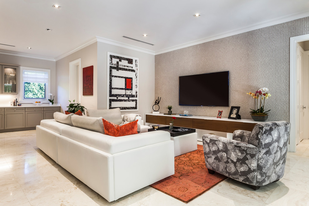 Modelo de sala de estar abierta actual grande sin chimenea con paredes grises, suelo de mármol y televisor colgado en la pared