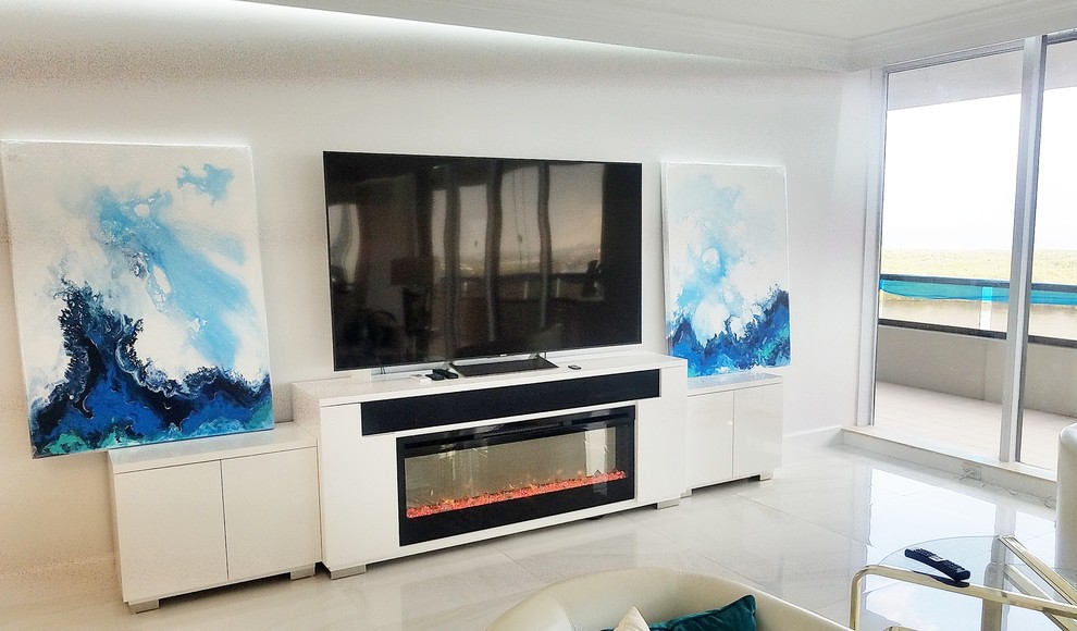 Modern inredning av ett mellanstort allrum med öppen planlösning, med vita väggar, klinkergolv i keramik, en standard öppen spis, en fristående TV och vitt golv