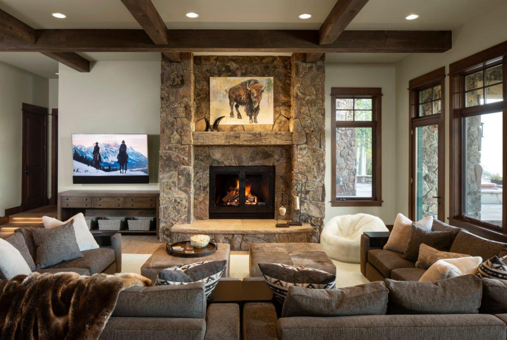 デンバーにあるラグジュアリーな広いラスティックスタイルのおしゃれなオープンリビング (ホームバー、白い壁、無垢フローリング、標準型暖炉、茶色い床、表し梁) の写真