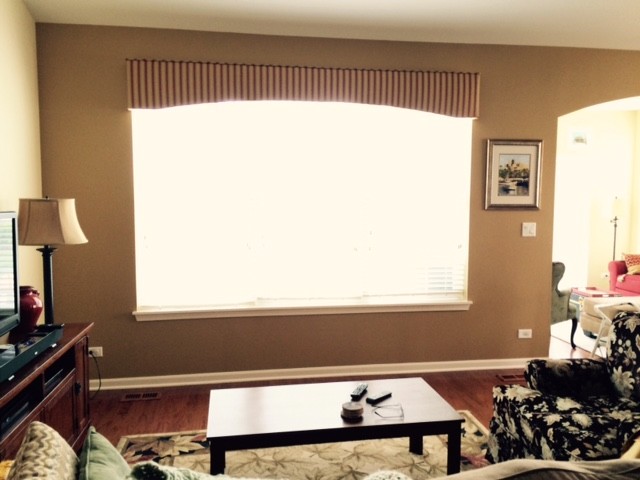 Idee per un grande soggiorno chic aperto con pareti beige, pavimento in legno massello medio e TV autoportante