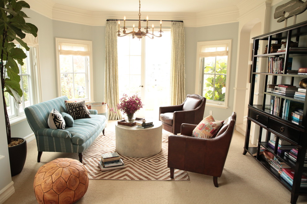 Пример оригинального дизайна: открытая гостиная комната среднего размера в морском стиле с синими стенами и ковровым покрытием без камина