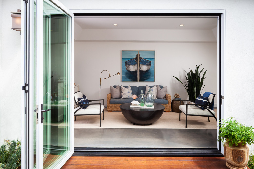 Modelo de sala de estar abierta ecléctica de tamaño medio con suelo de cemento y suelo gris