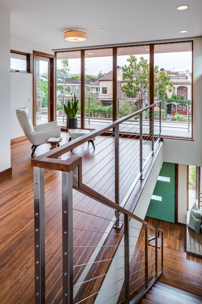 Esempio di un soggiorno moderno di medie dimensioni e stile loft con pareti bianche, pavimento in bambù e nessuna TV