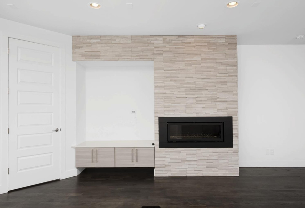 Idée de décoration pour une grande salle de séjour minimaliste ouverte avec un mur blanc, parquet foncé, une cheminée standard et un manteau de cheminée en pierre.
