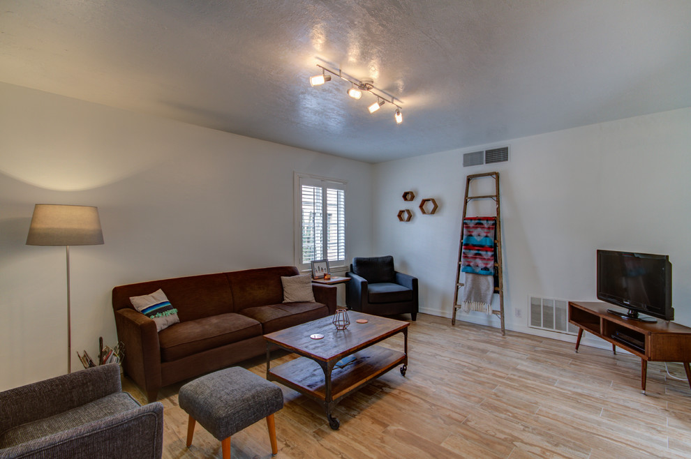Foto de sala de estar cerrada clásica de tamaño medio sin chimenea con paredes blancas, suelo de baldosas de cerámica y televisor en una esquina