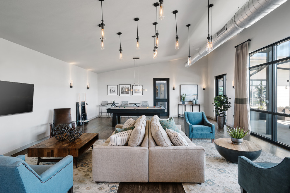 Diseño de sala de estar abierta clásica renovada sin chimenea con paredes blancas, televisor colgado en la pared y suelo marrón
