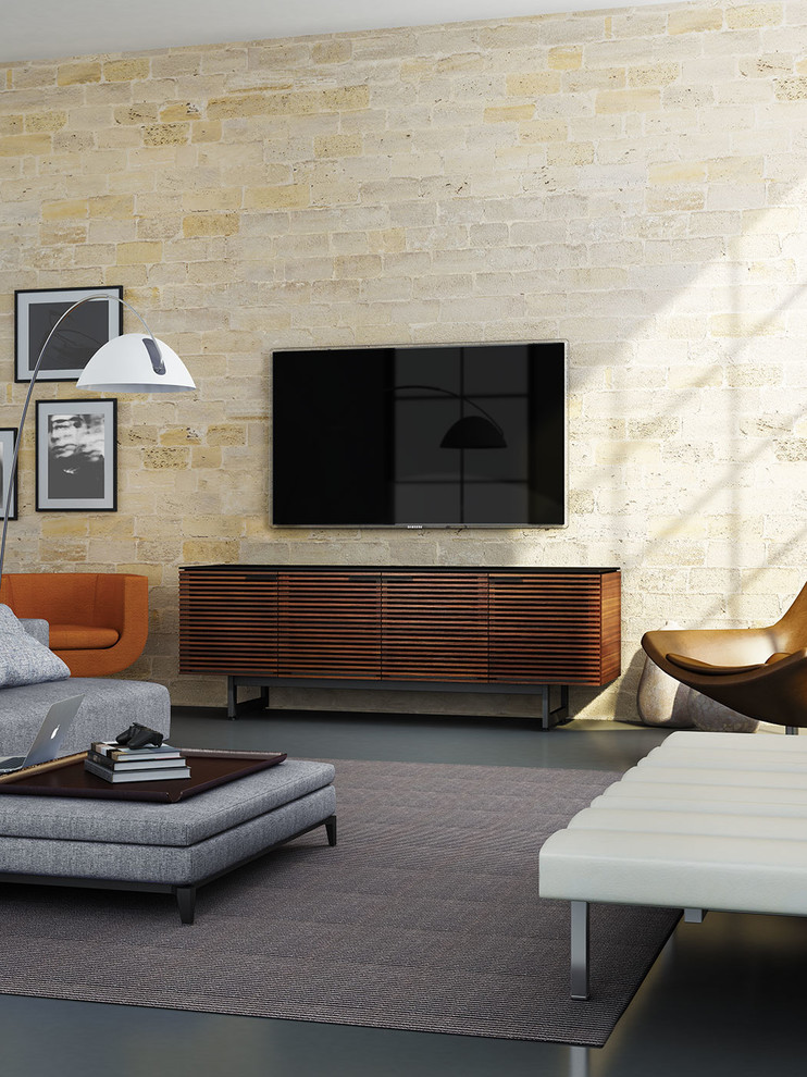 Modelo de sala de estar abierta actual de tamaño medio con suelo de cemento y televisor colgado en la pared