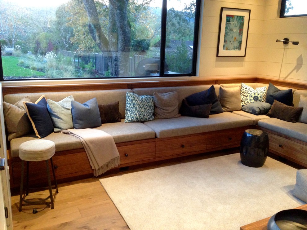 Imagen de sala de estar cerrada contemporánea de tamaño medio con paredes blancas, suelo de madera en tonos medios y suelo beige