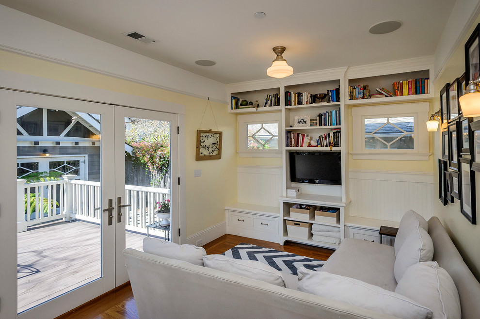 Inspiration pour une salle de séjour craftsman avec un mur jaune.