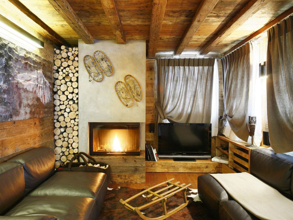 Réalisation d'une salle de séjour chalet avec un mur blanc, un sol en bois brun, une cheminée ribbon, un manteau de cheminée en plâtre et un téléviseur indépendant.