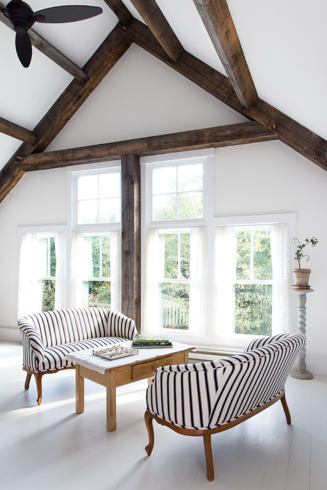 Immagine di un grande soggiorno design con pareti bianche, pavimento in legno verniciato e nessuna TV