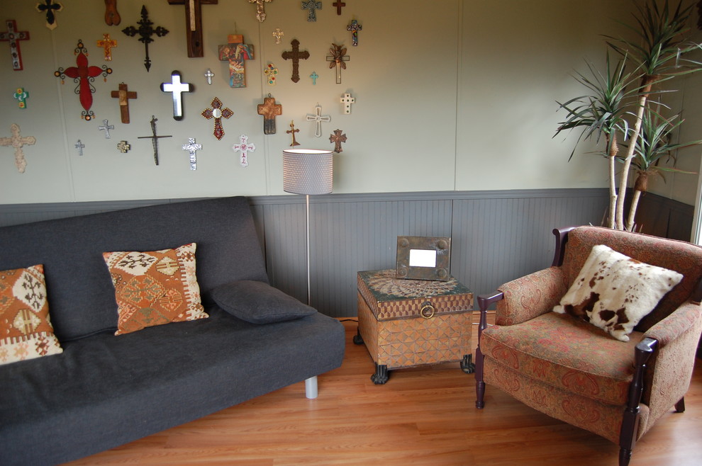 Imagen de sala de estar bohemia con paredes beige y suelo de madera en tonos medios