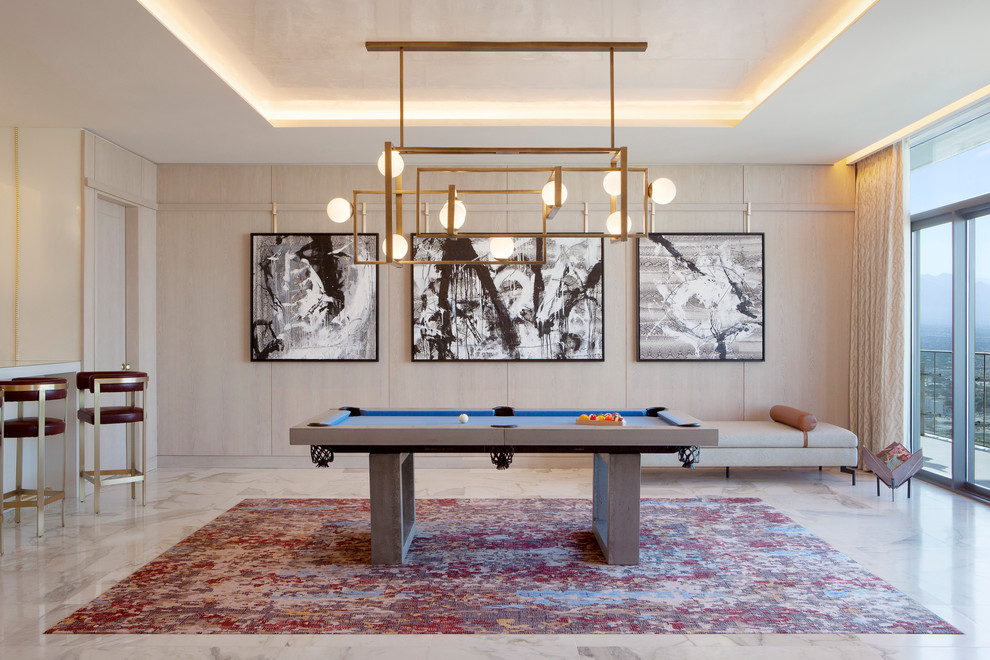 Idee per un soggiorno design con sala giochi, pareti beige, pavimento in marmo e pavimento bianco