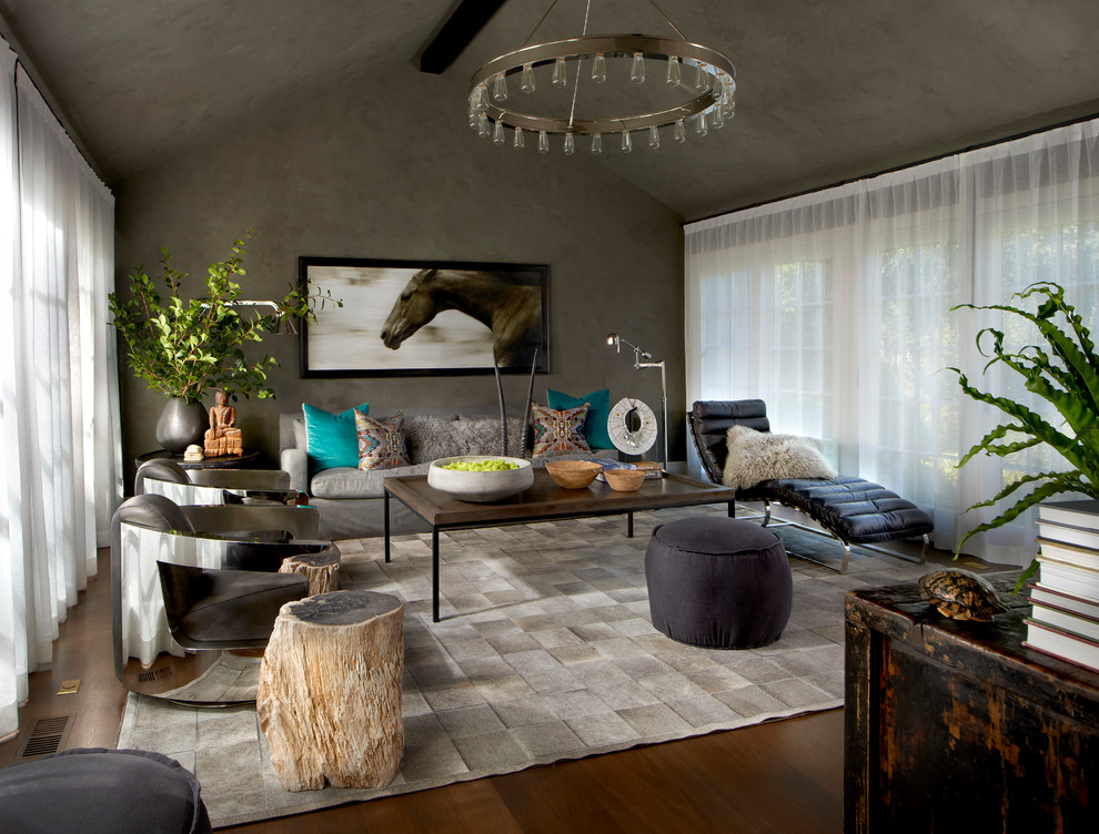 Imagen de sala de estar cerrada actual sin televisor con paredes grises y suelo de madera en tonos medios