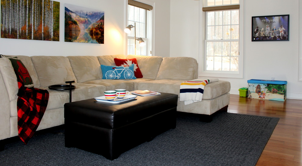 Mittelgroßes, Offenes Country Wohnzimmer ohne Kamin mit weißer Wandfarbe, braunem Holzboden, Multimediawand und orangem Boden in Toronto