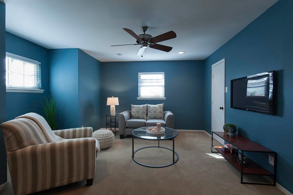 Immagine di un soggiorno chic con sala giochi, pareti blu, moquette e TV a parete