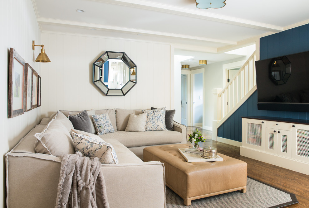 Источник вдохновения для домашнего уюта: изолированная гостиная комната среднего размера в стиле неоклассика (современная классика) с синими стенами, паркетным полом среднего тона, телевизором на стене, коричневым полом и ковром на полу без камина