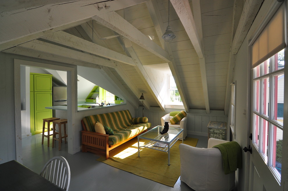 Immagine di un piccolo soggiorno classico stile loft con pareti bianche, pavimento in legno verniciato e pavimento grigio