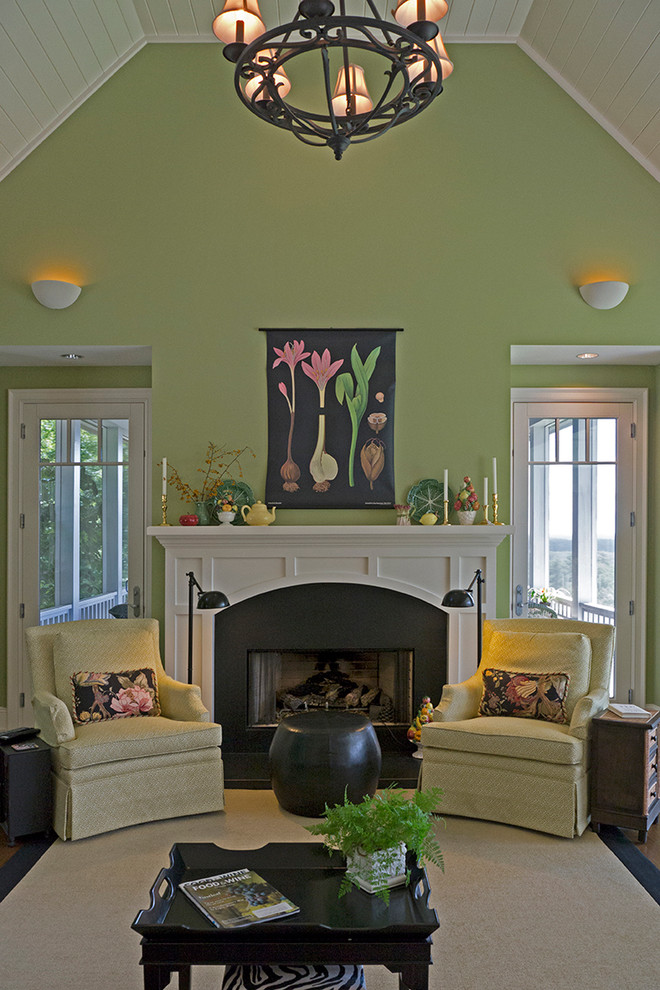 Источник вдохновения для домашнего уюта: открытая гостиная комната в классическом стиле с зелеными стенами, светлым паркетным полом и стандартным камином