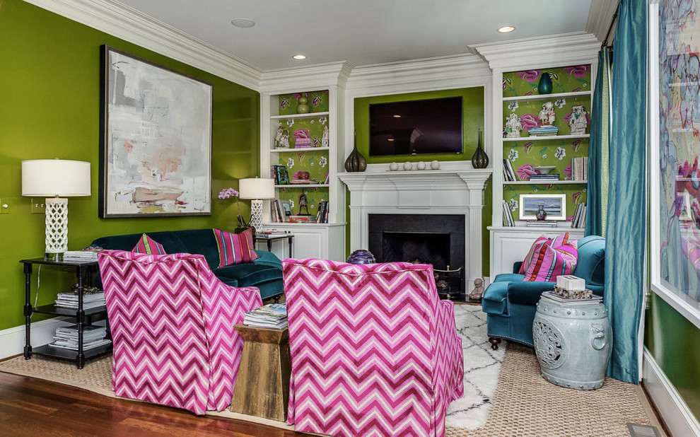 На фото: гостиная комната в классическом стиле с зелеными стенами, темным паркетным полом, стандартным камином и телевизором на стене с