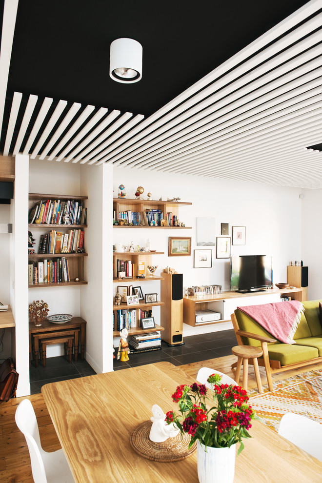 Mittelgroßes, Offenes Skandinavisches Wohnzimmer mit weißer Wandfarbe und hellem Holzboden in Melbourne